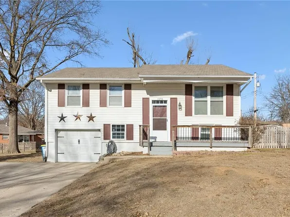 1056 Highland Dr, Liberty, MO 64068