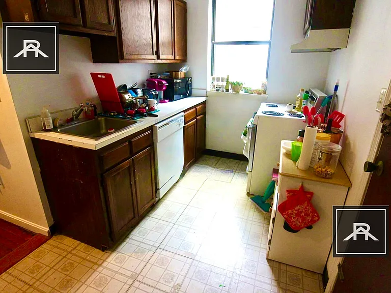 317 Summit Ave #9 — Photo 6