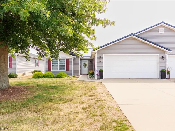 706 Oak Tree Ln, Belpre, OH 45714