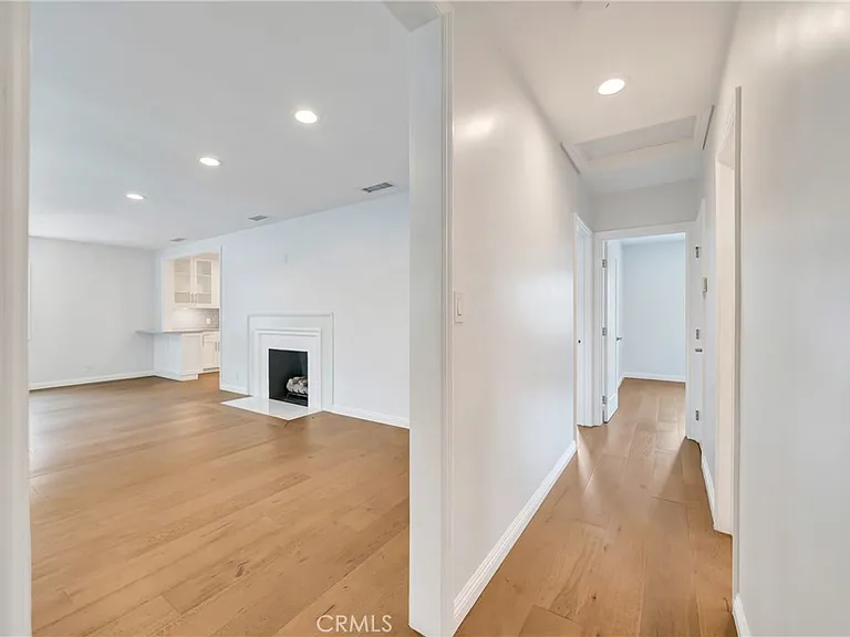 4833 Longridge Ave — Photo 17