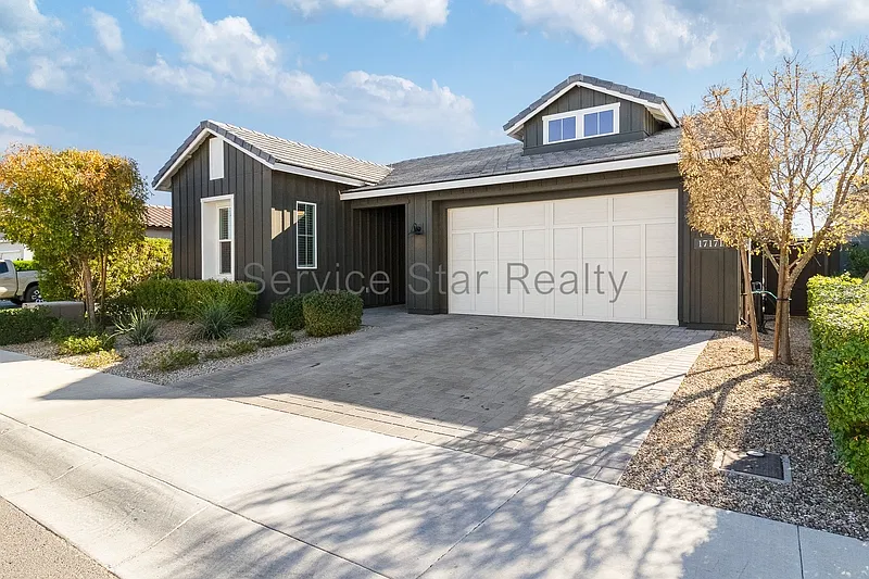 3 bed, 2.5 bath, 2001 sqft, $2,895 — Photo 3