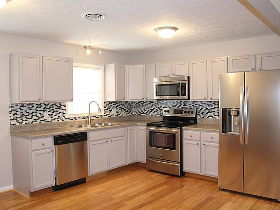 3rd image of 620 Briar Cliff Cir