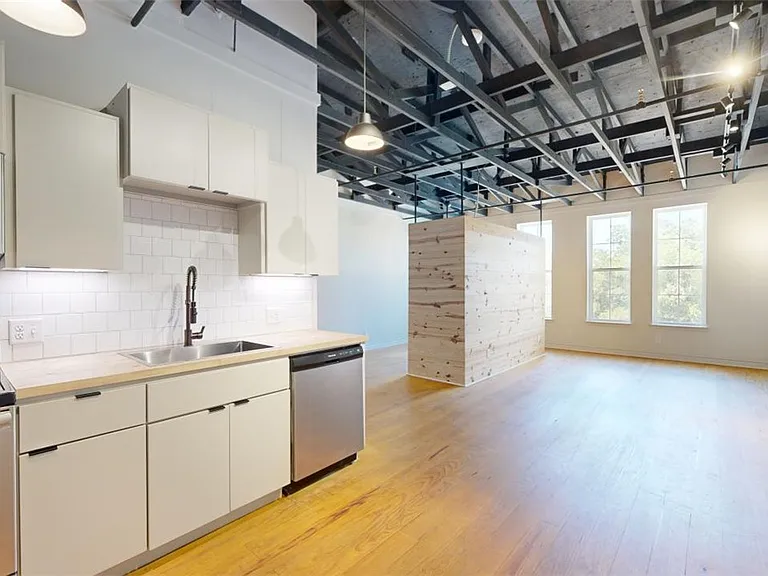 305 W 27th St #333 — Photo 6