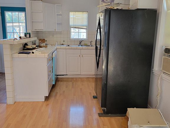 3rd image of 1442 Main St