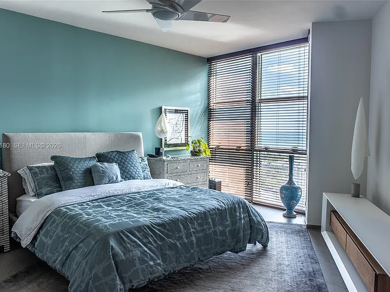 300 S Pointe Dr #1502 — Photo 11