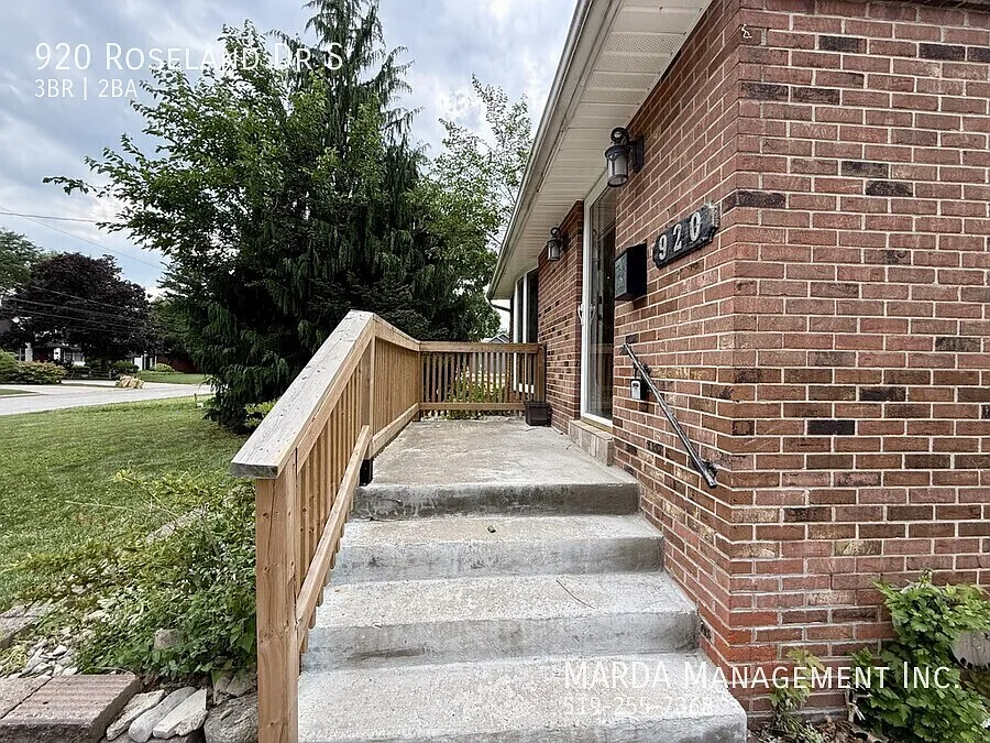 Newly Renovated 3 Bed/2 Bath Home On Roseland Golf Course + Utilities — Photo 3