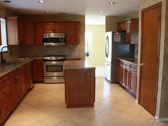 3rd image of 1413 Seabrook Dr