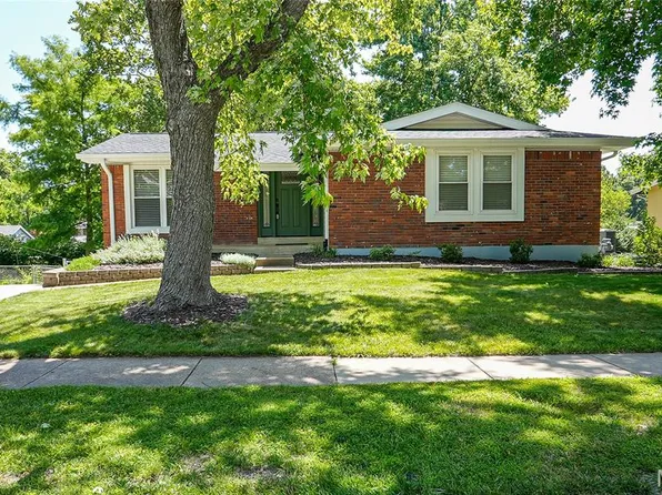 270 Village Creek Dr, Ballwin, MO 63021