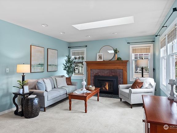4th image of 319 Avenue E