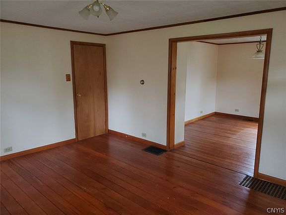 3rd image of 305 S Main St