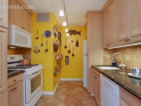 3rd image of 340 E 80th St #12O