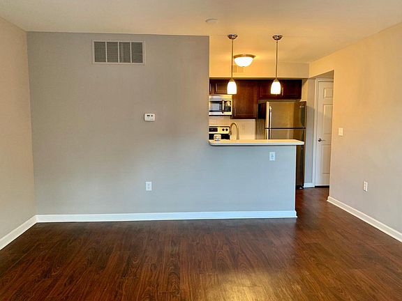 3rd image of 905 Washington St #305