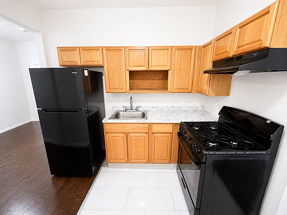2nd image of 398-400 S 15th St #8440492d6