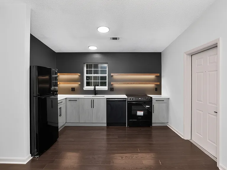 507 Emory Cir #B — Photo 3