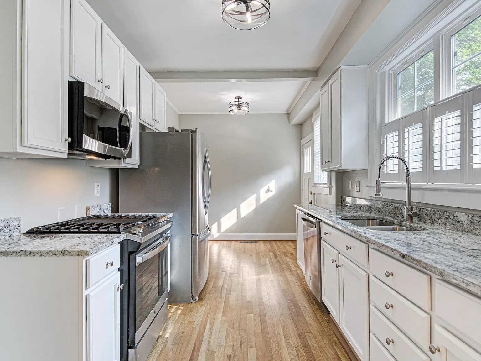 4 bed, 2128 sqft, $2,575 — Photo 2