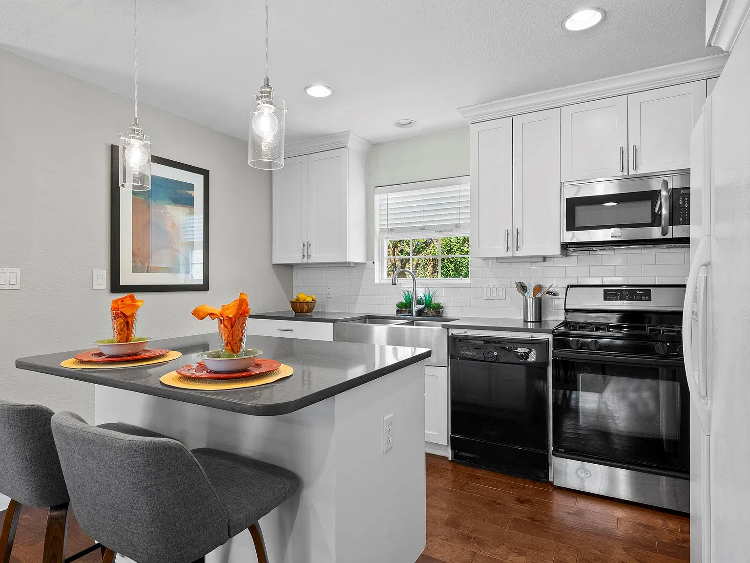 5 bed, 2.0 bath, 2116 sqft, $3,000 — Photo 3