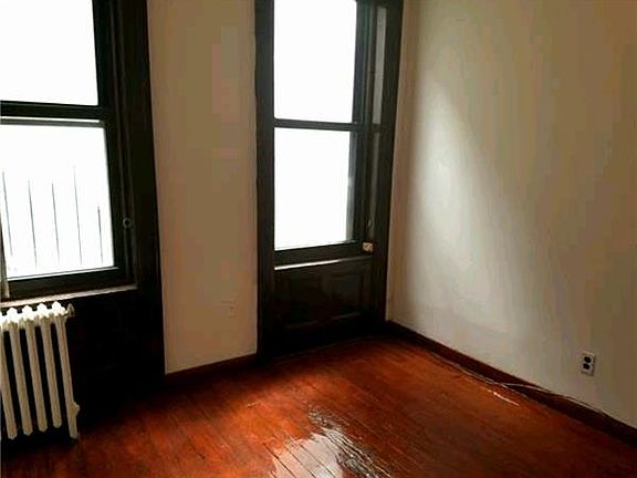 5th image of 240 E 9th St APT 10
