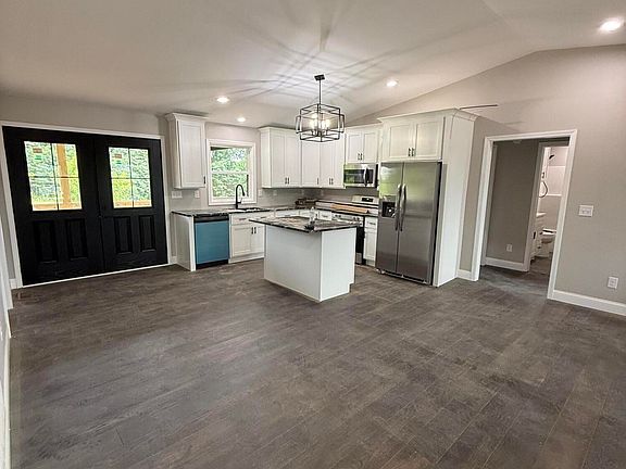 4th image of 170 Amber Ct