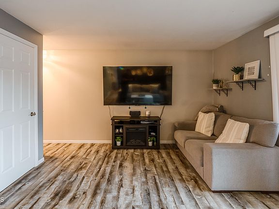5th image of 405 Meadow Ln