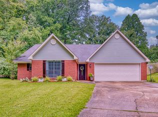 706 Lake Forest Dr, Vicksburg, MS 39183