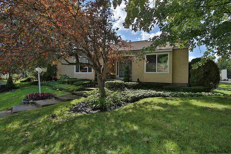 2nd image of 36 LOUDONWOOD EAST Drive