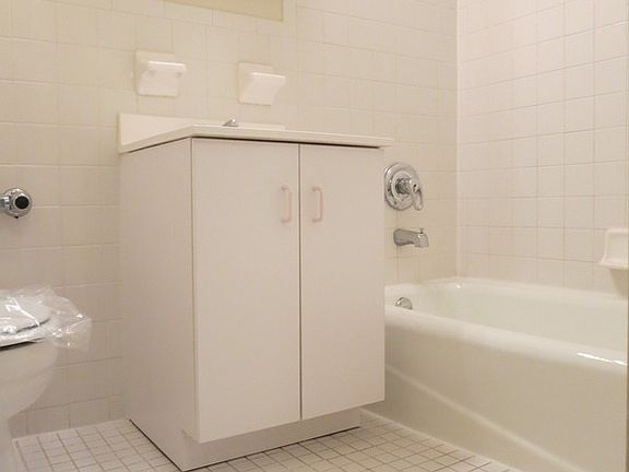 4th image of 675 Tysens Ln APT 2N