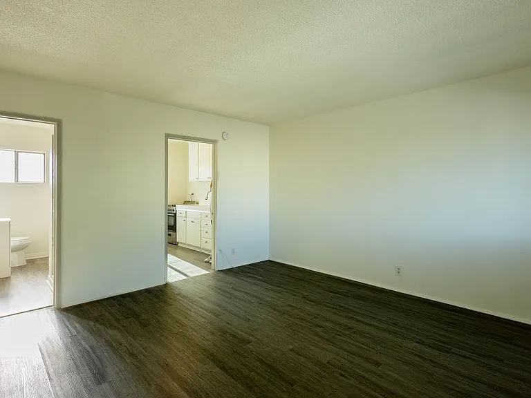 Laurel Cyn 6820 — Photo 11