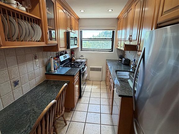 4th image of 35 SHADY GLEN Court #3F