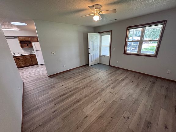 5th image of 406 S Commercial St