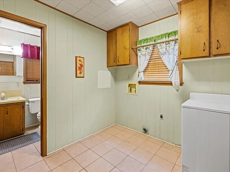130 Elm St — Photo 16