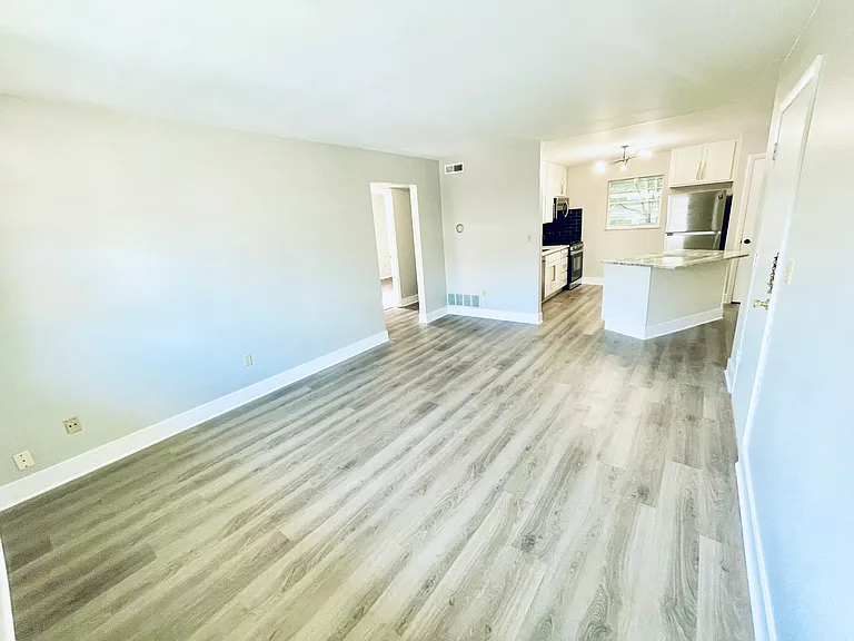 1543 Glenn Ave — Photo 9