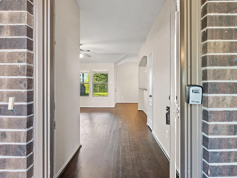 3027 Lockeridge Village Dr — Photo 3