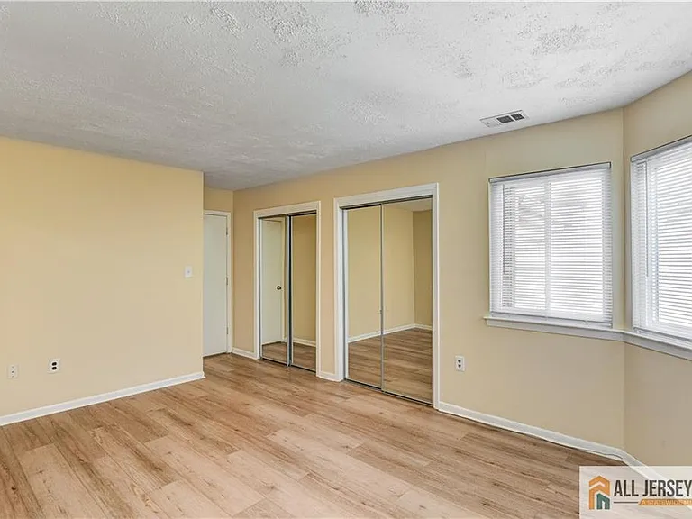 1068 Schmidt Ln — Photo 20