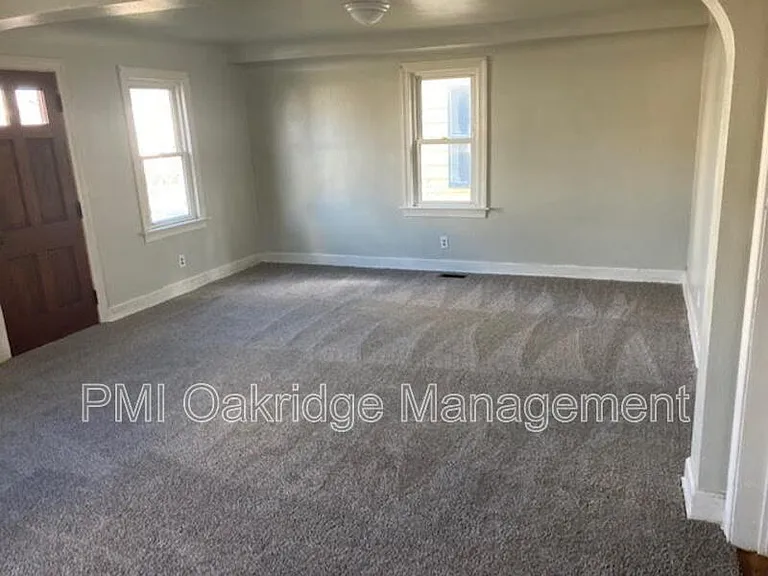 906 1/2 Race Dr — Photo 11