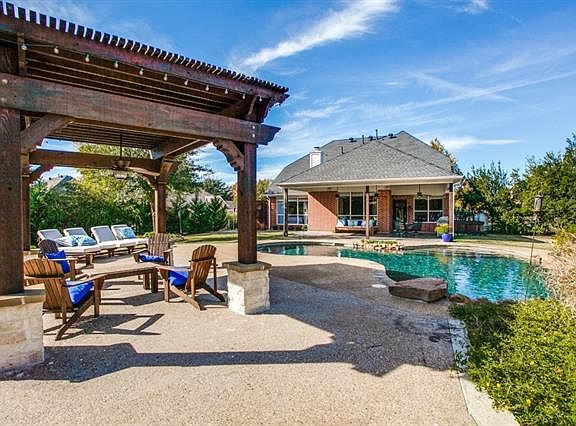 4th image of 204 Stanford Ct