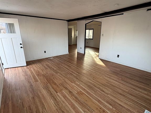 4th image of 2962 Hall Ave