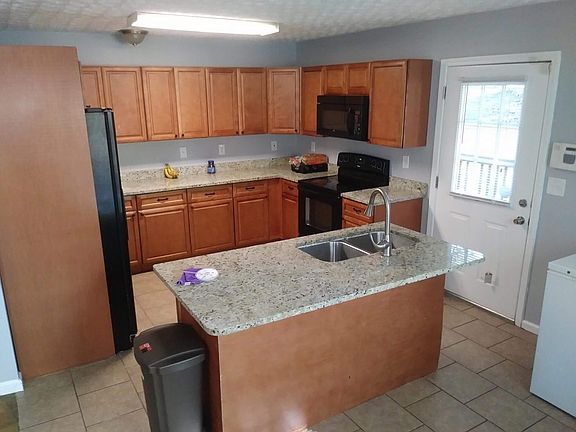 3rd image of 194 Lake Dr