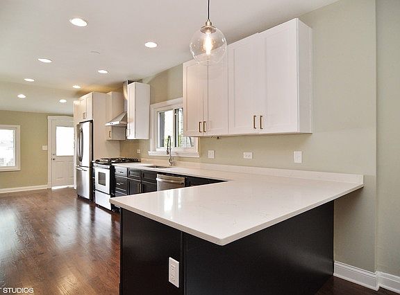3rd image of 6137 N Maplewood Ave