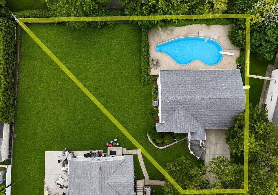 1st image of 916 Lawrence Court