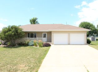 916 Harrisburg Pl SE, Orange City, IA 51041