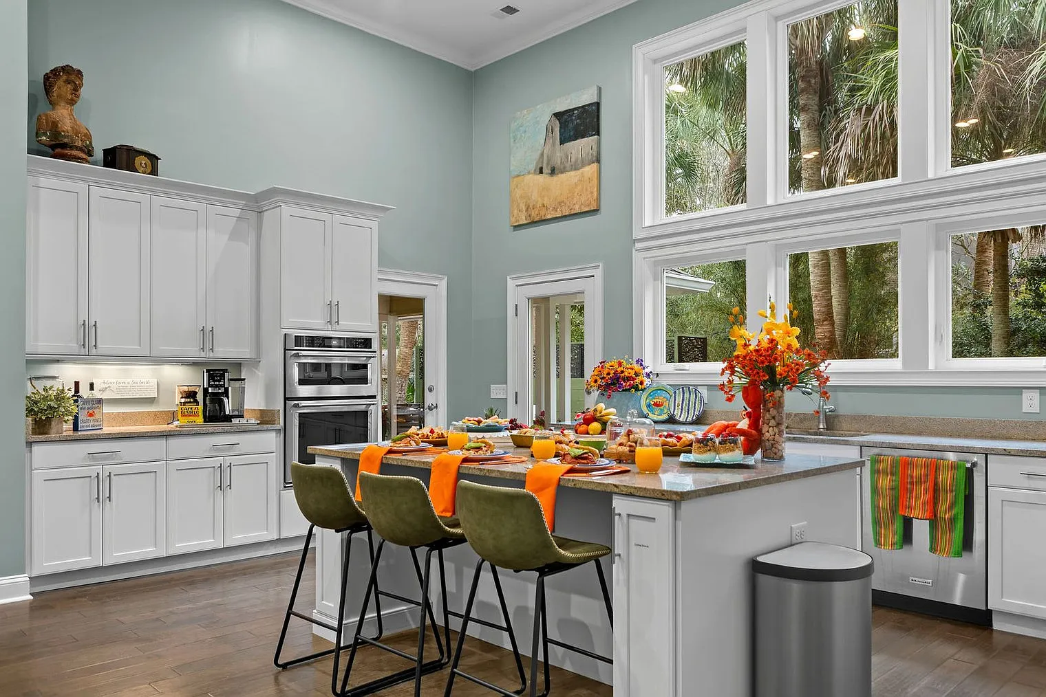 5 bed, 6.0 bath, 2992 sqft, $9,647 — Photo 3