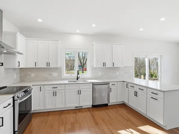 2 Valley Run Dr, Attleboro, MA 02703