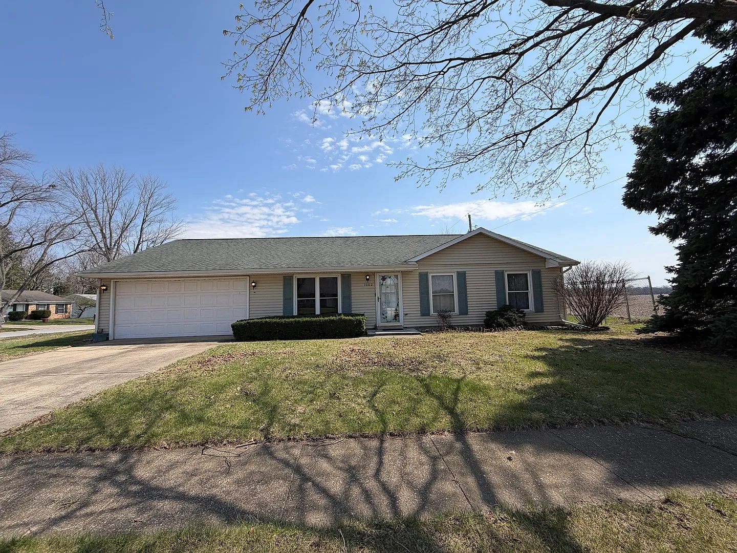 1002 Goldenview Dr photo 1