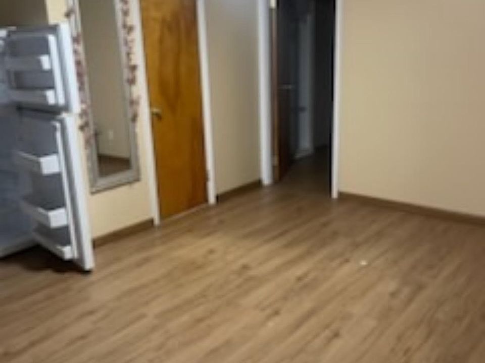 2nd image of 6701 16th Ave Floor Basement