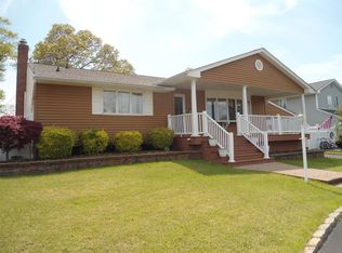 212 Wensley Ln, East Islip, NY 11730