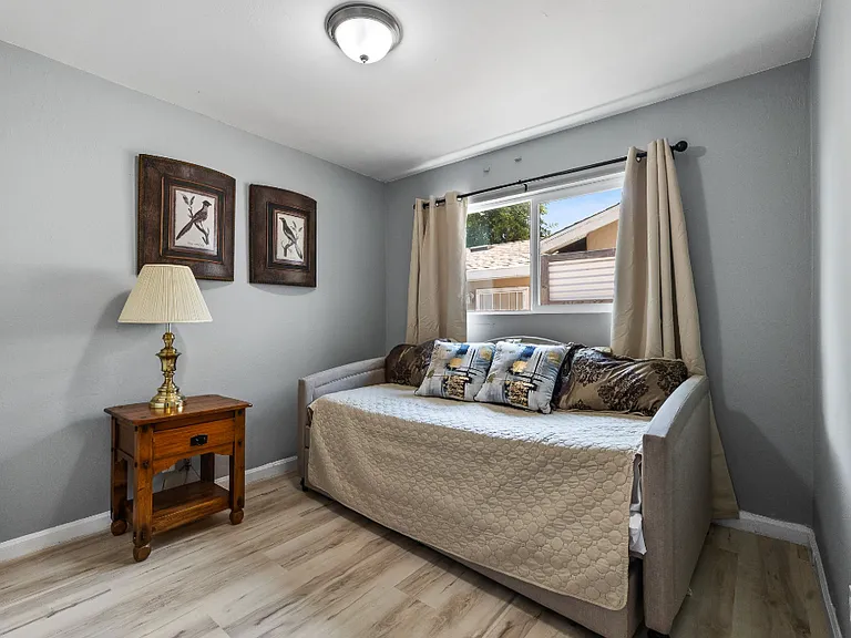 Falcon Dr — Photo 4