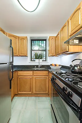 Rented by Perry Associates NYC Inc | media 5