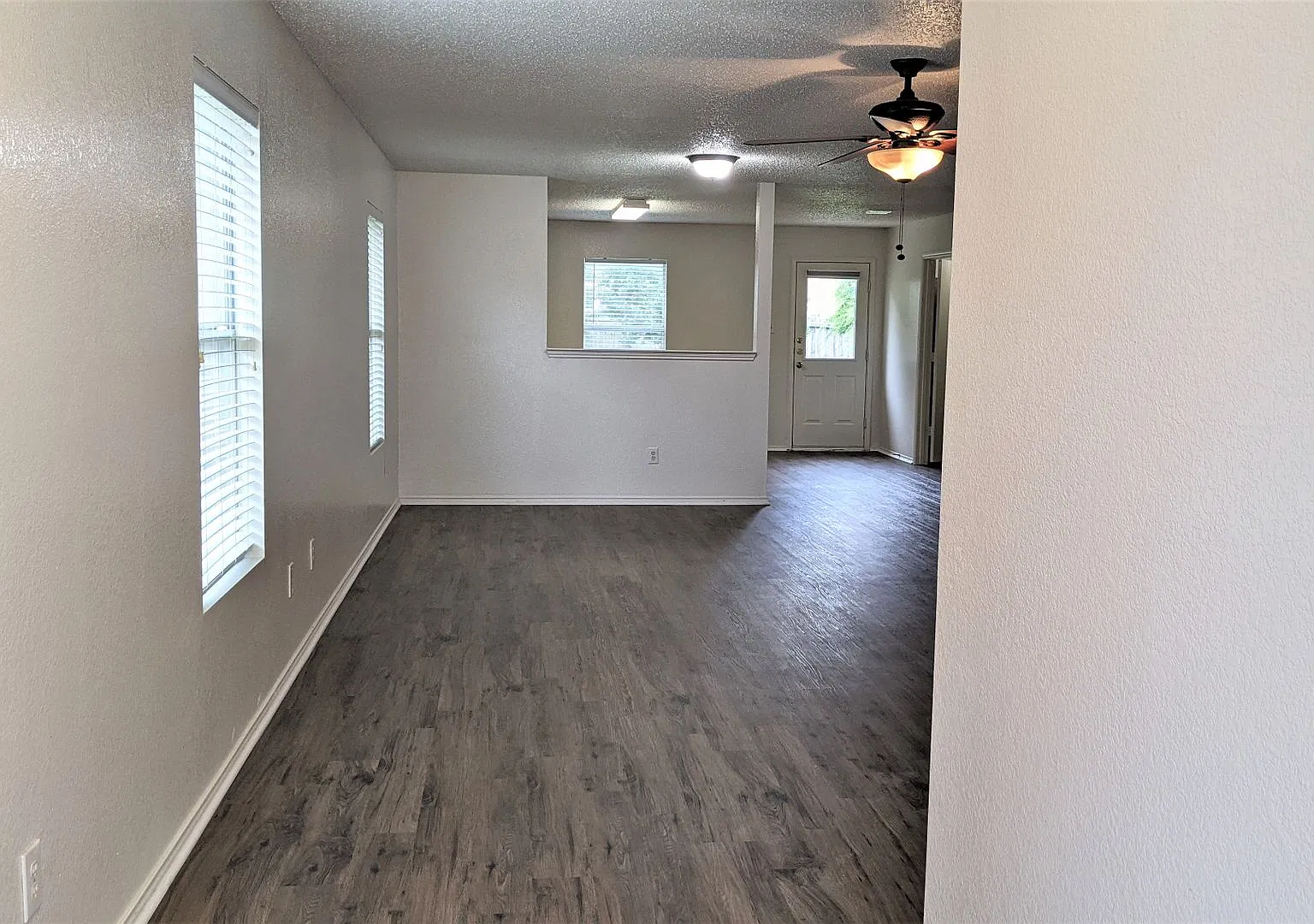 Nice Single Story Home in Vineyards at Heritage — Photo 2