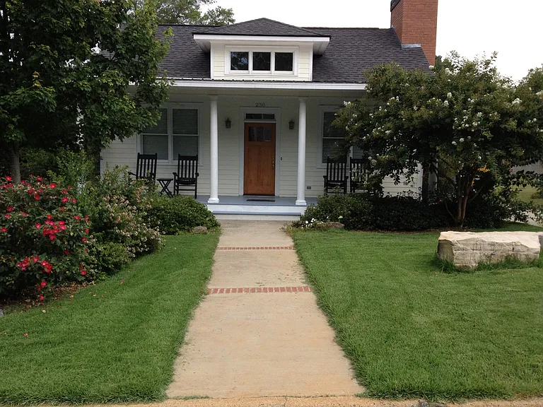 The Nelson Wells House - Athens Georgia. Comfy downtown living near UGA, 2 hospitals, Med school, & Vet Medicine, University of Georgia