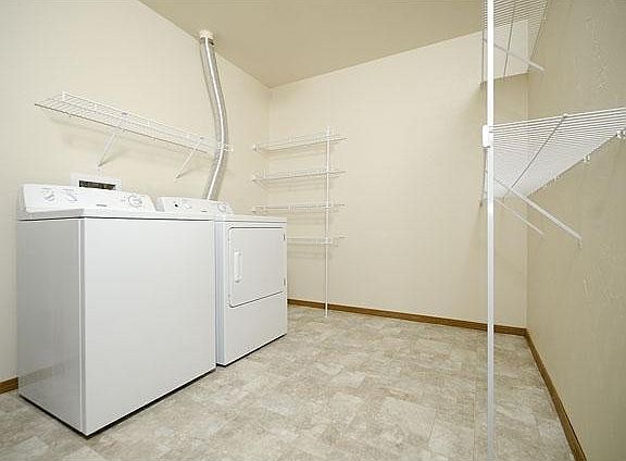 Walk-in closet/Laundry